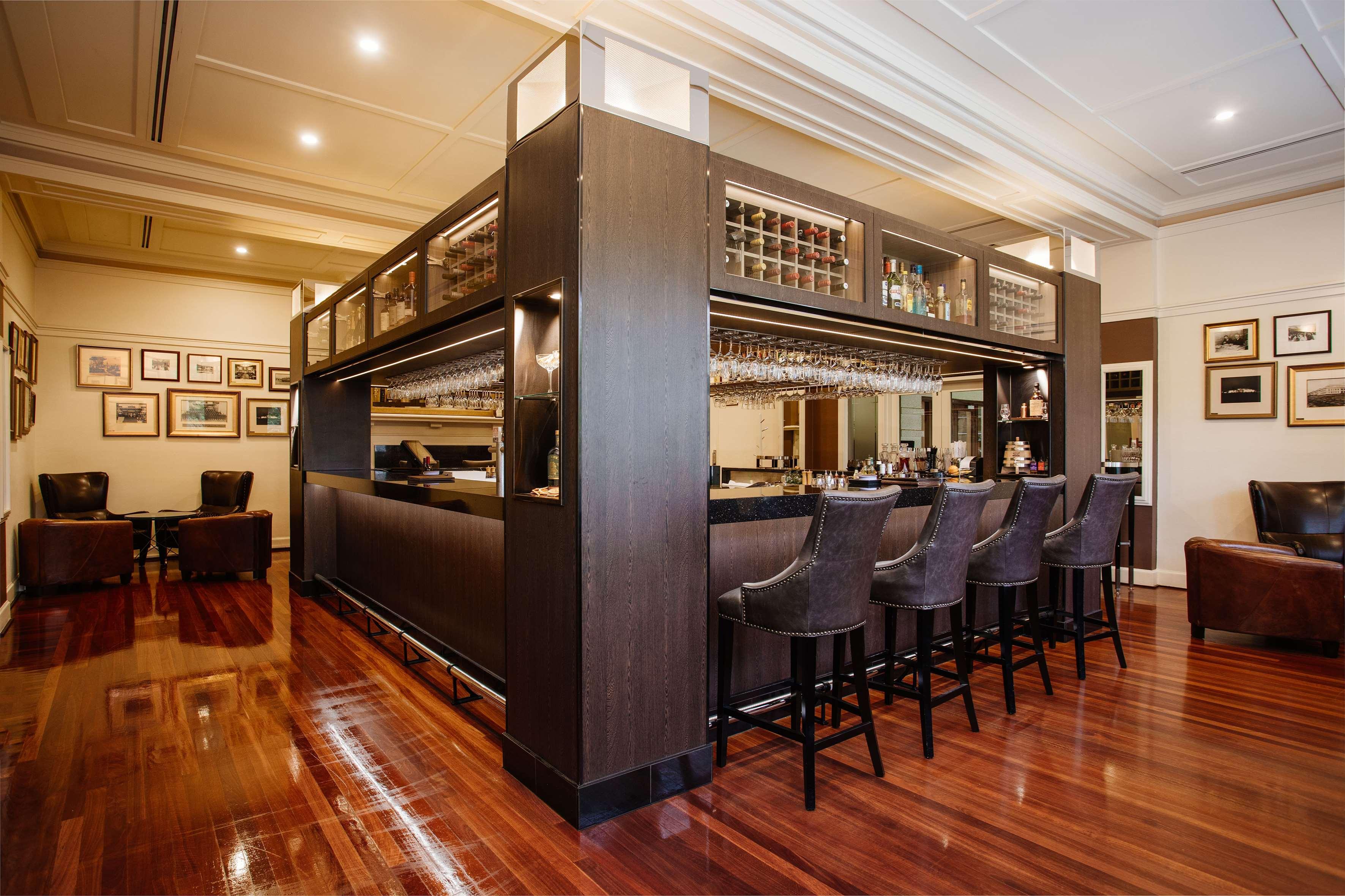 Hyatt Hotel Canberra - A Park Hyatt Hotel Camberra Exterior foto The bar at the Qantas International Lounge