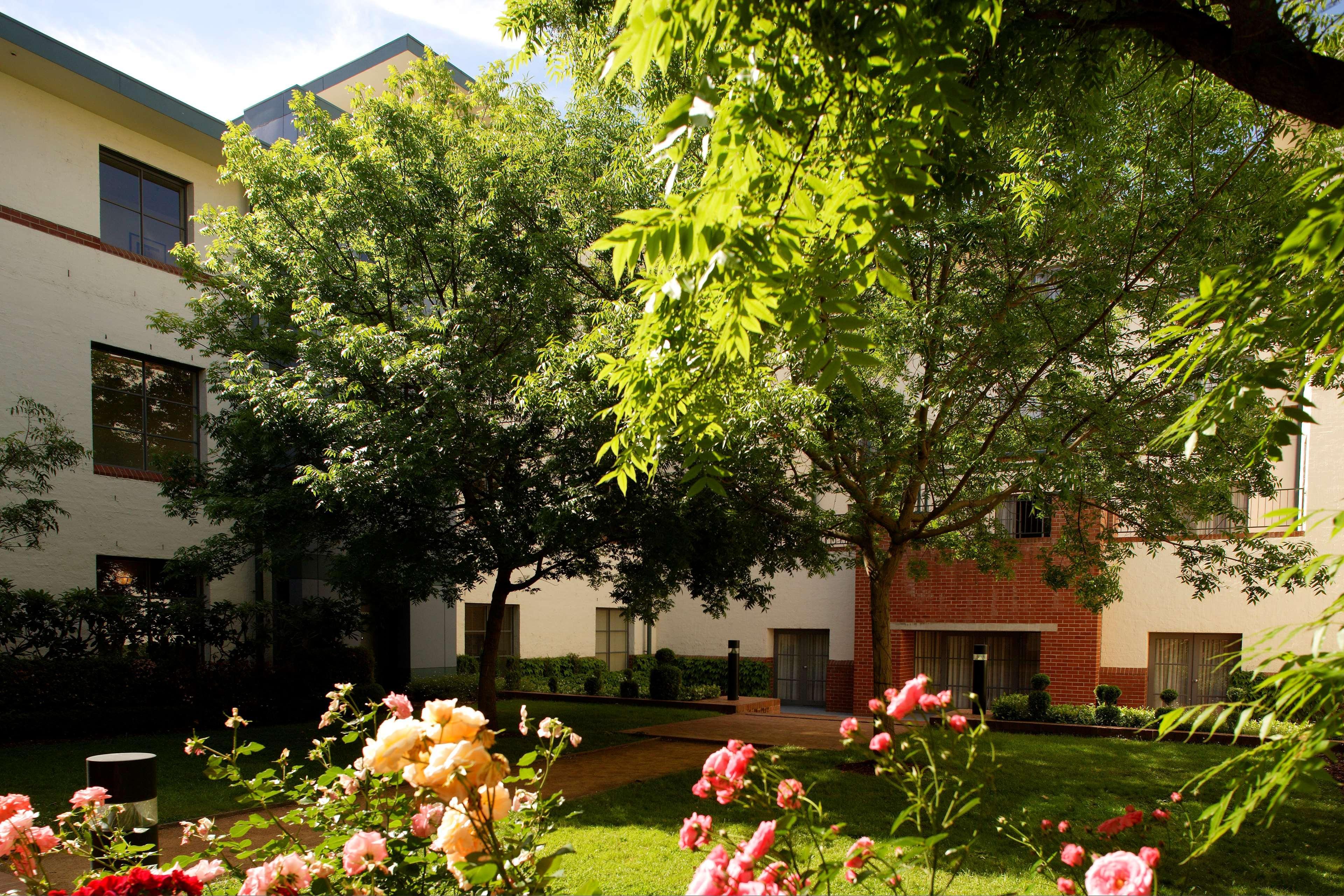 Hyatt Hotel Canberra - A Park Hyatt Hotel Camberra Exterior foto The courtyard of the school