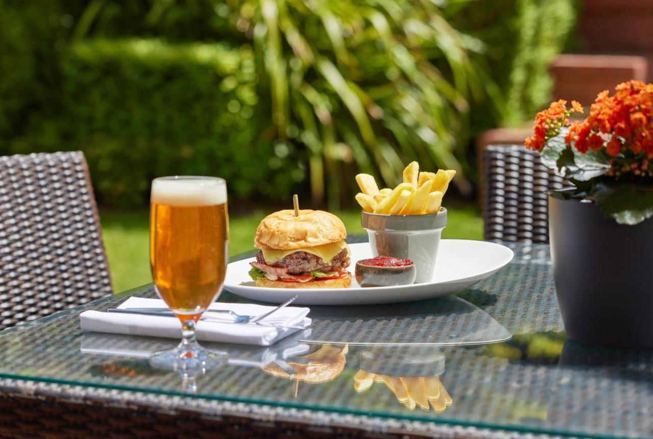 Hyatt Hotel Canberra - A Park Hyatt Hotel Camberra Exterior foto A burger and chips served with a beer
