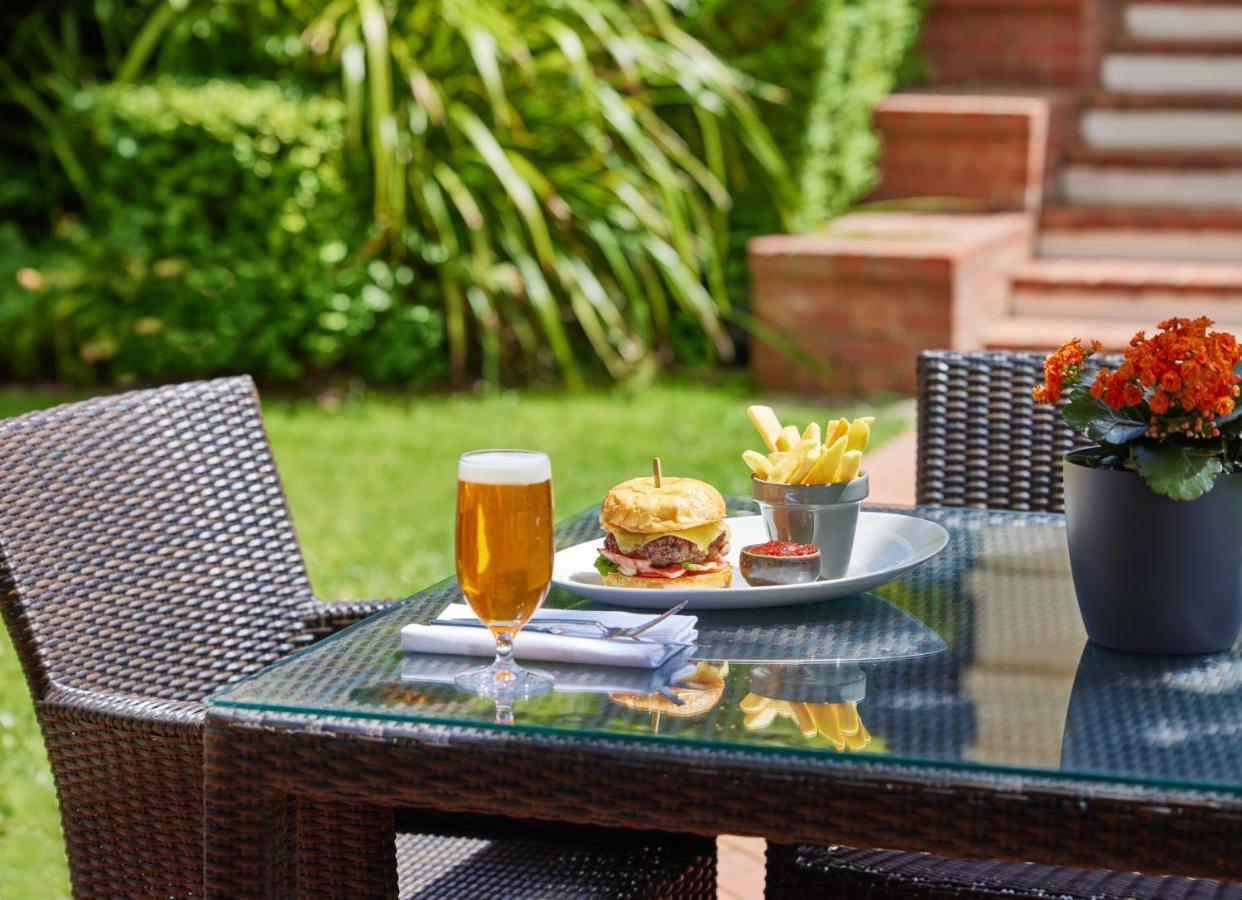 Hyatt Hotel Canberra - A Park Hyatt Hotel Camberra Exterior foto A typical patio set