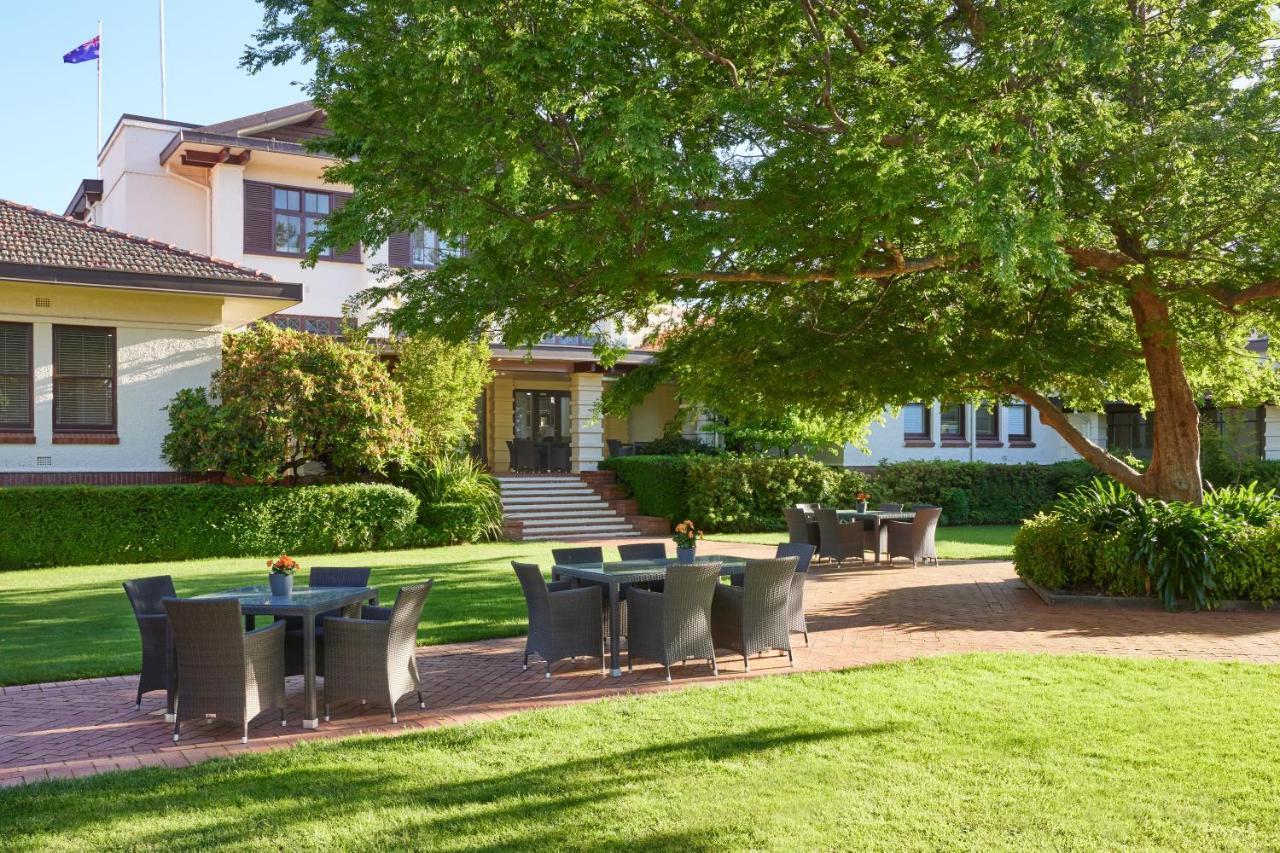 Hyatt Hotel Canberra - A Park Hyatt Hotel Camberra Exterior foto The grounds of the Governor's residence