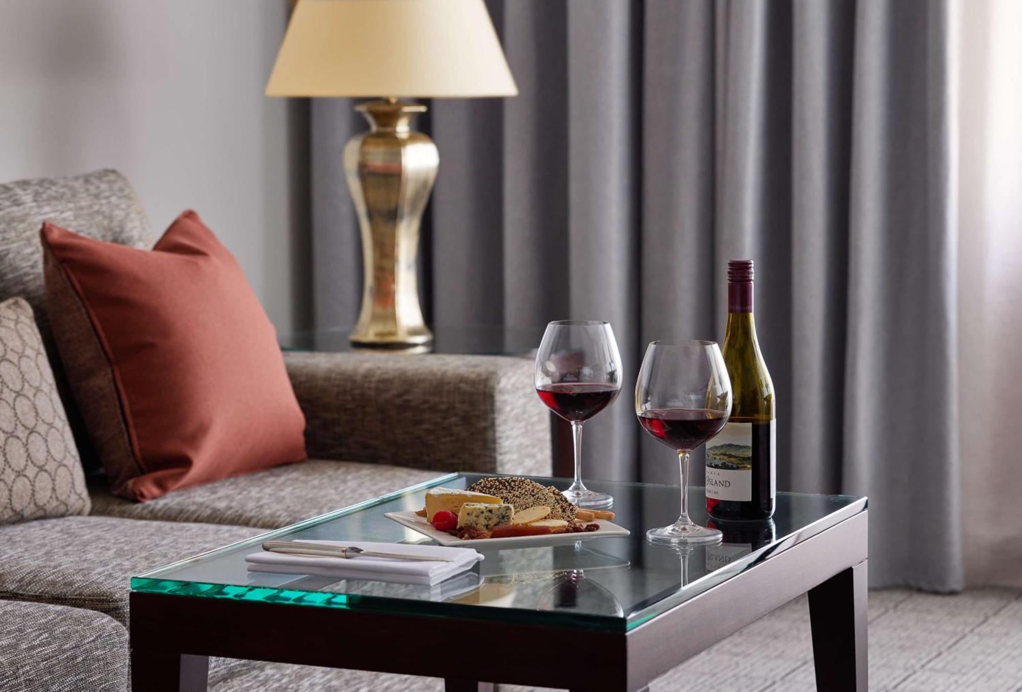 Hyatt Hotel Canberra - A Park Hyatt Hotel Camberra Exterior foto A wine table